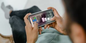 Read more about the article iPhone Screen Not Rotating to Landscape Mode? Here’s How to Fix It