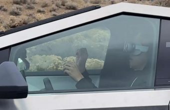 You are currently viewing Vision Pro: What’s Real, What’s Hype and What’s Plain Dangerous
<span class="bsf-rt-reading-time"><span class="bsf-rt-display-label" prefix=""></span> <span class="bsf-rt-display-time" reading_time="6"></span> <span class="bsf-rt-display-postfix" postfix="min read"></span></span><!-- .bsf-rt-reading-time -->